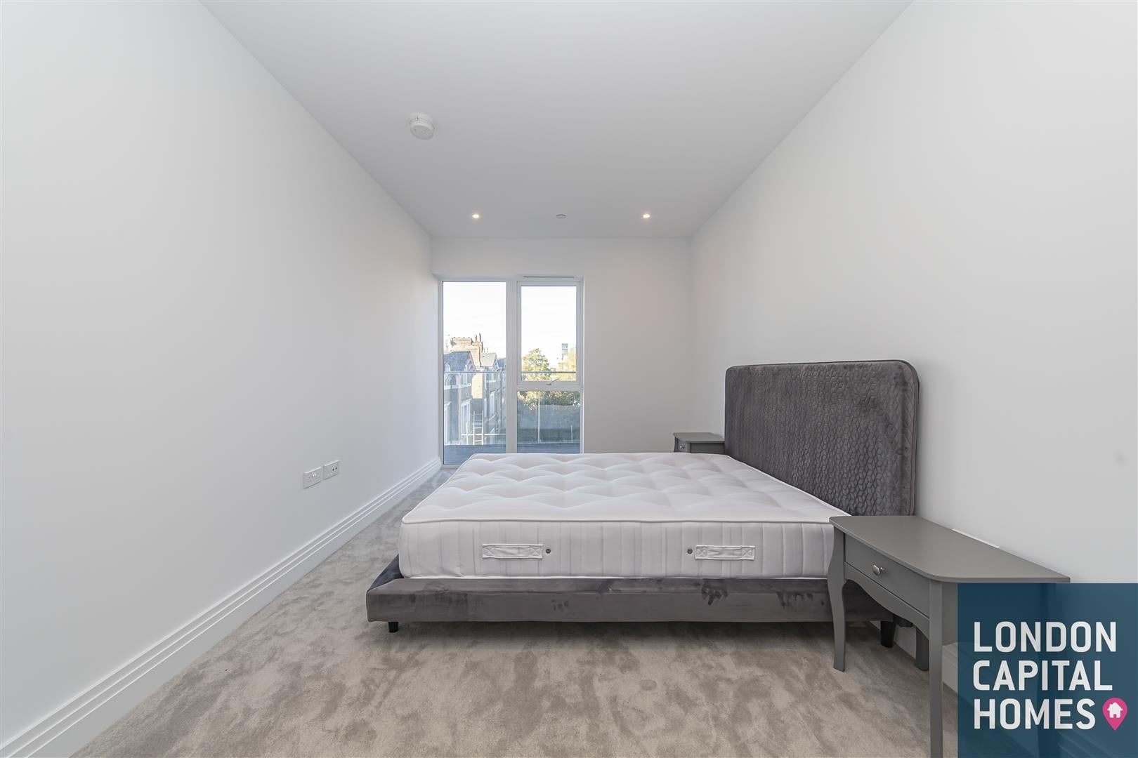 Flat Mattock Lane in Greater London