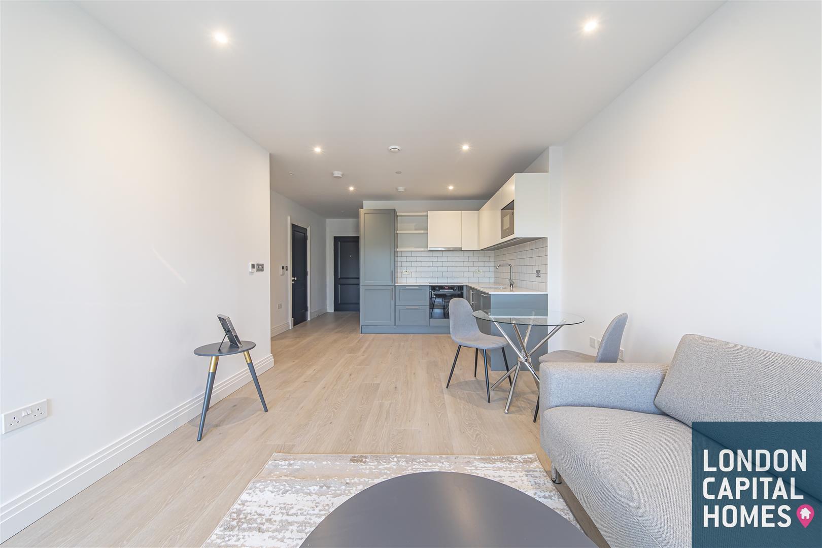 Flat Mattock Lane in Greater London
