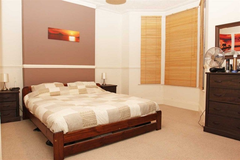 Room Turret Grove in Plymouth