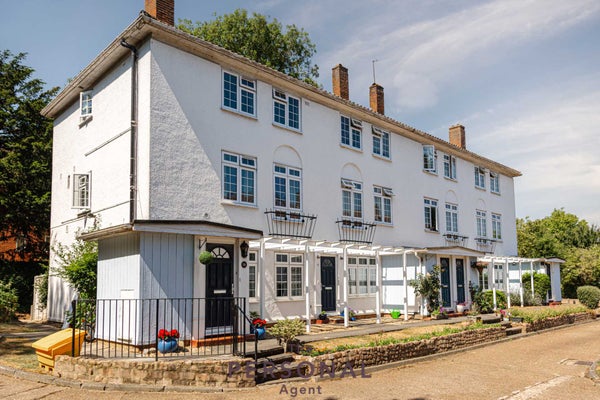 Flat Manor House Court in Epsom and Ewell