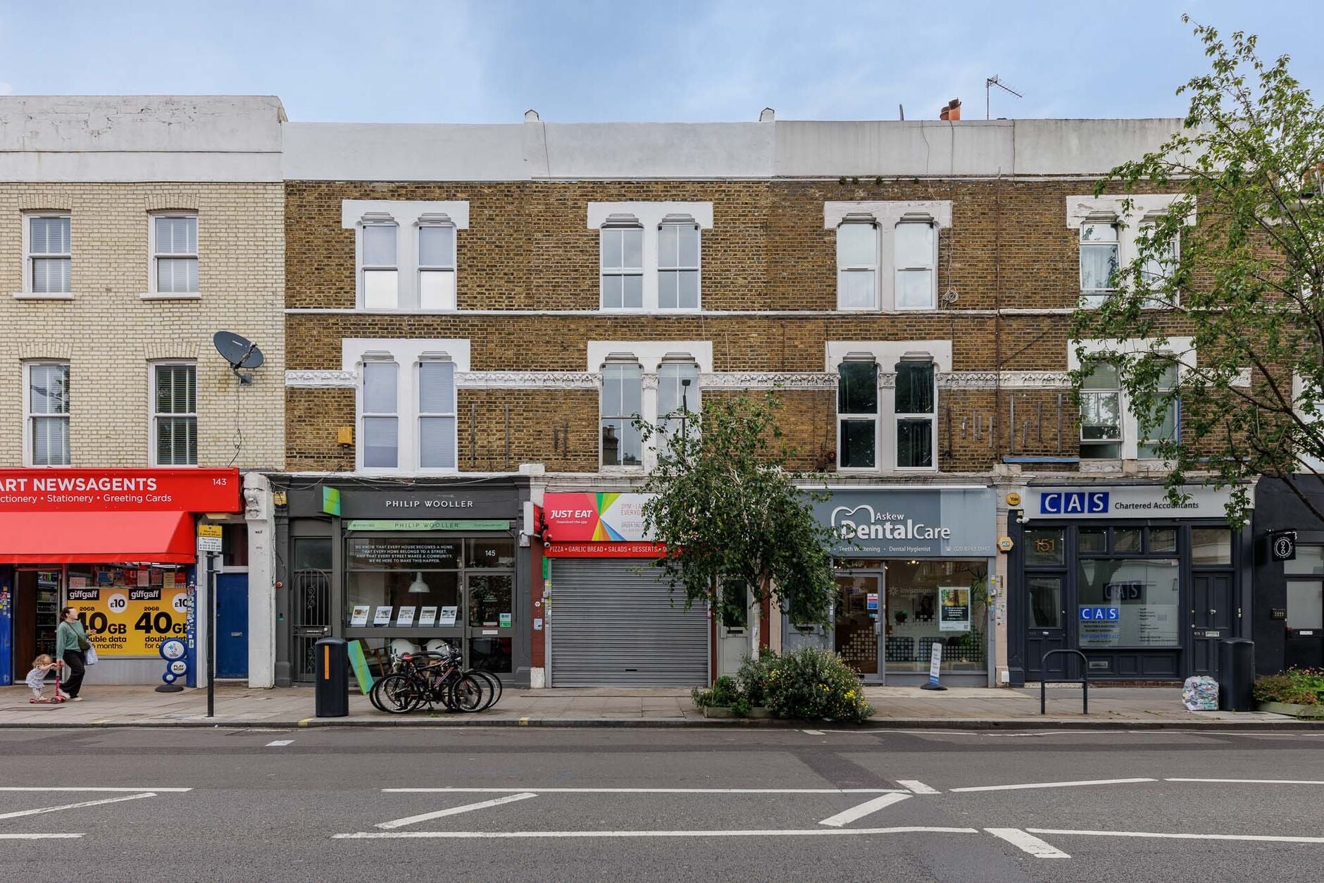 Flat Askew Road in Greater London