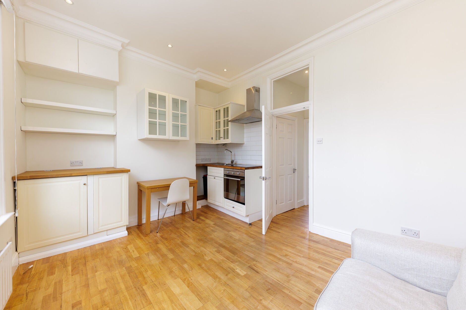 Flat Askew Road in Greater London