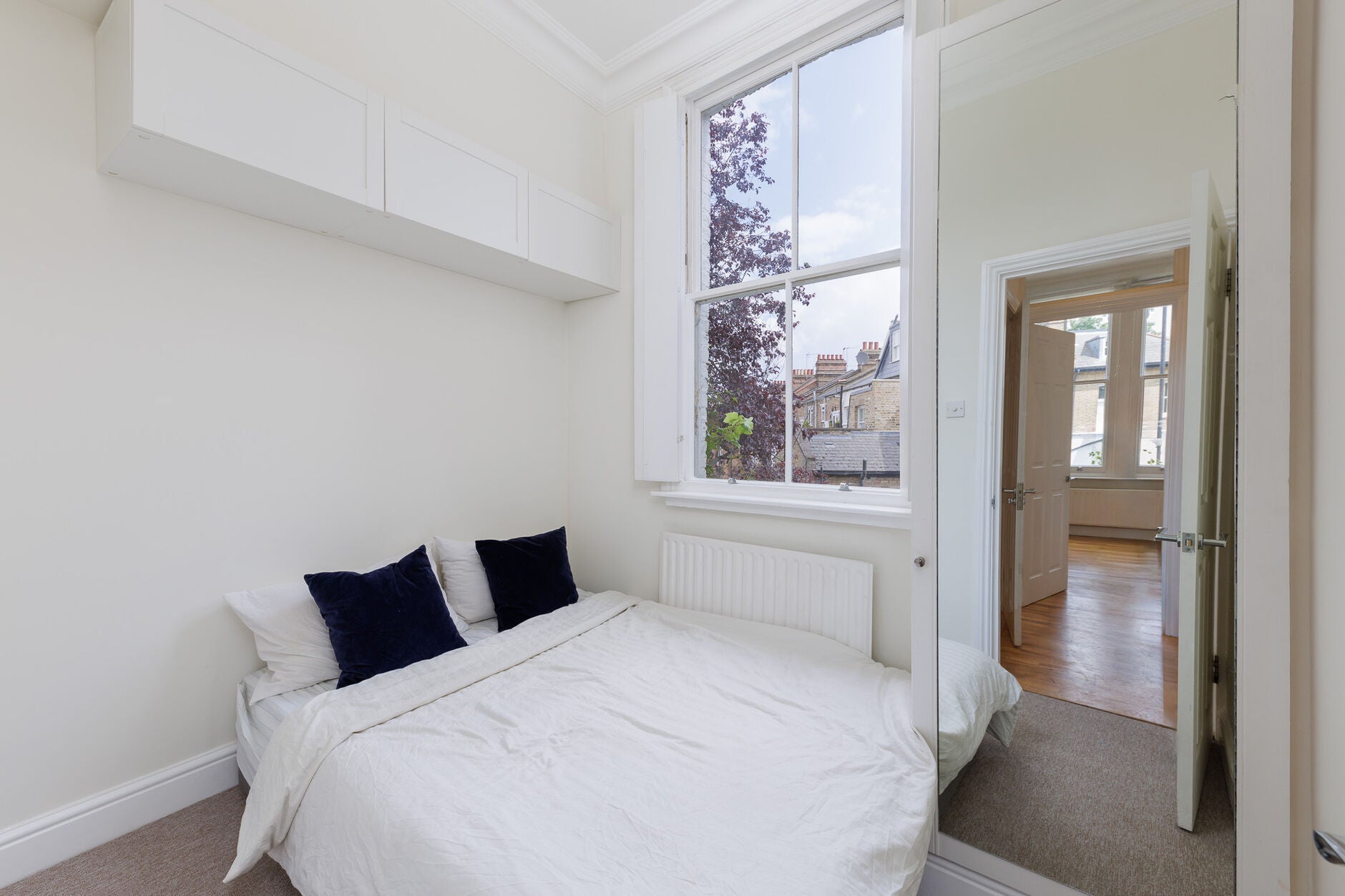 Flat Askew Road in Greater London