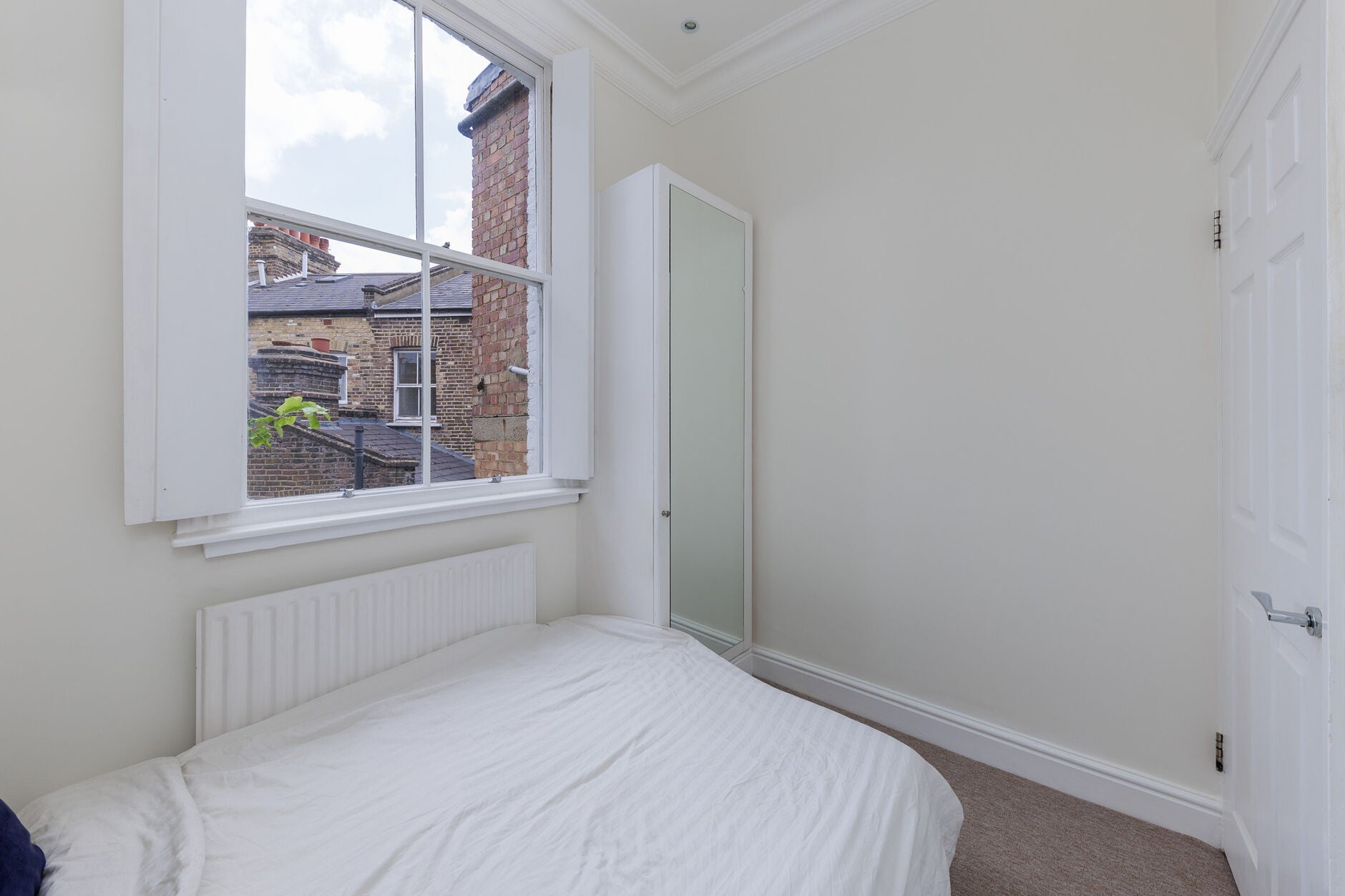 Flat Askew Road in Greater London