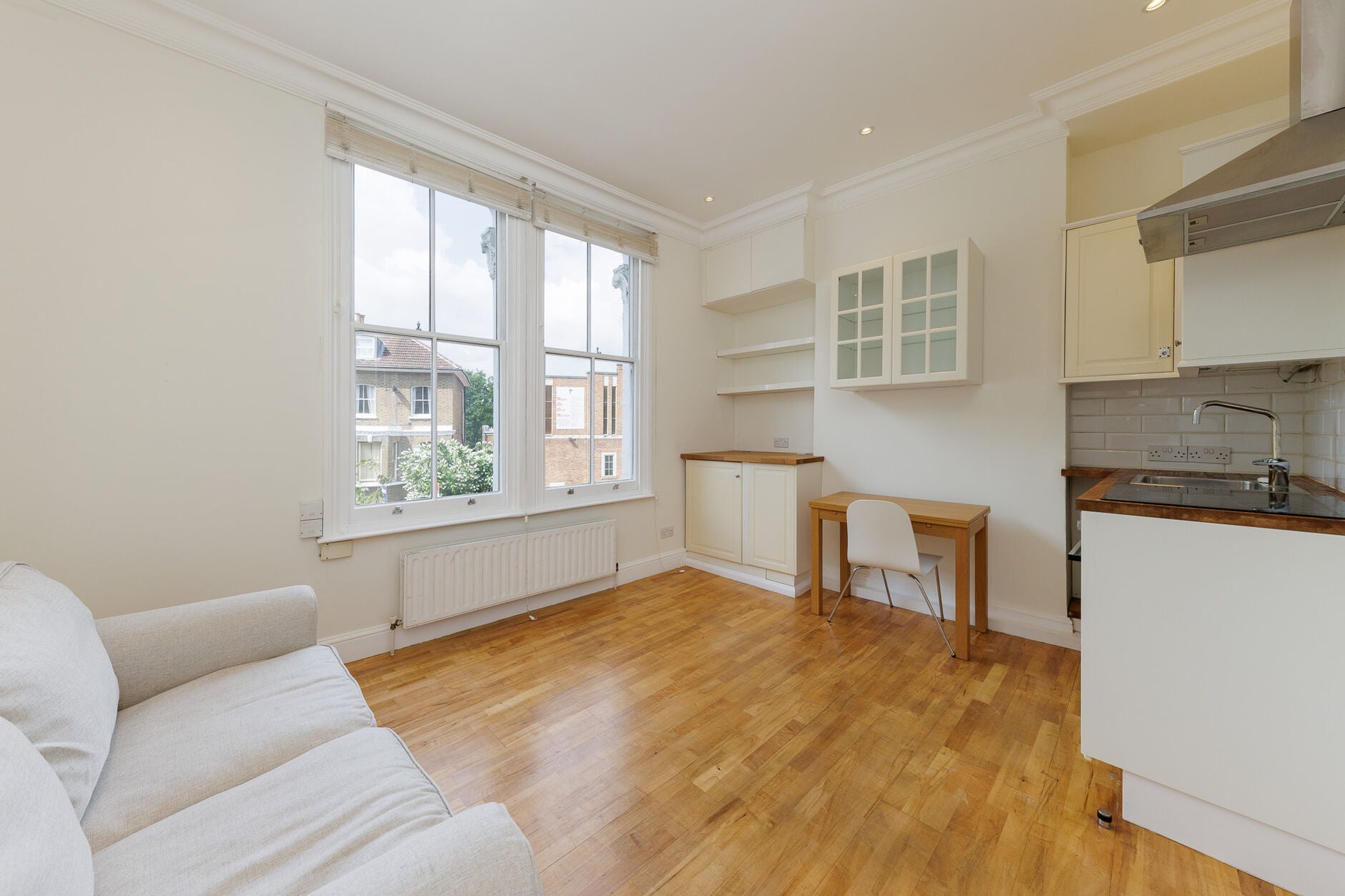 Flat Askew Road in Greater London