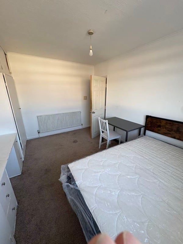 Room Grove Road in Greater London