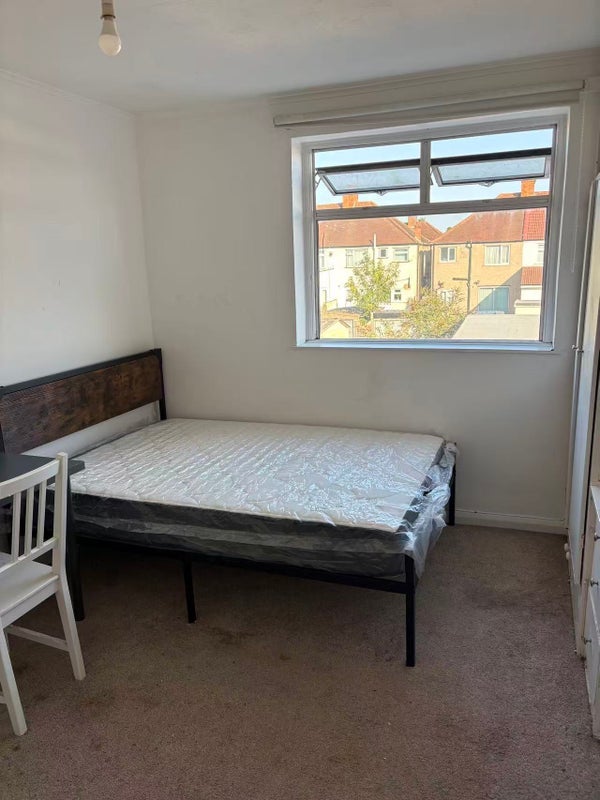 Room Grove Road in Greater London