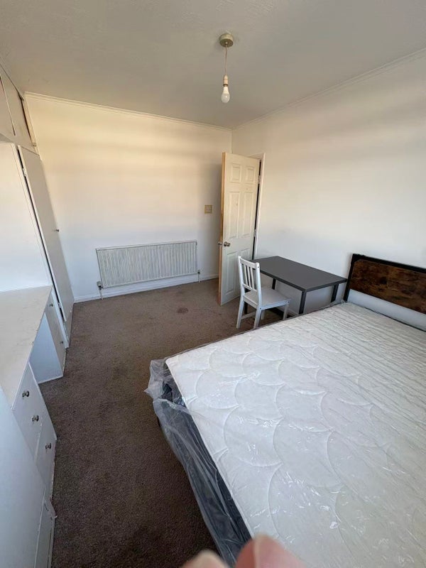 Room Grove Road in Greater London