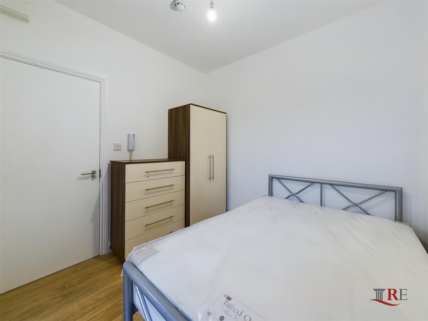 Room High Road in Greater London