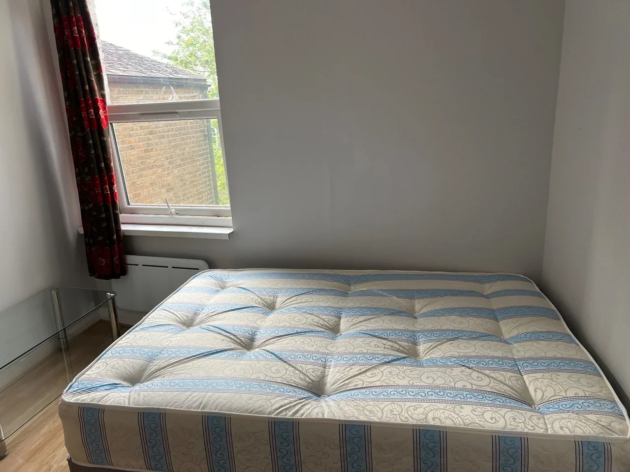 Room Chiswick High Road in Greater London
