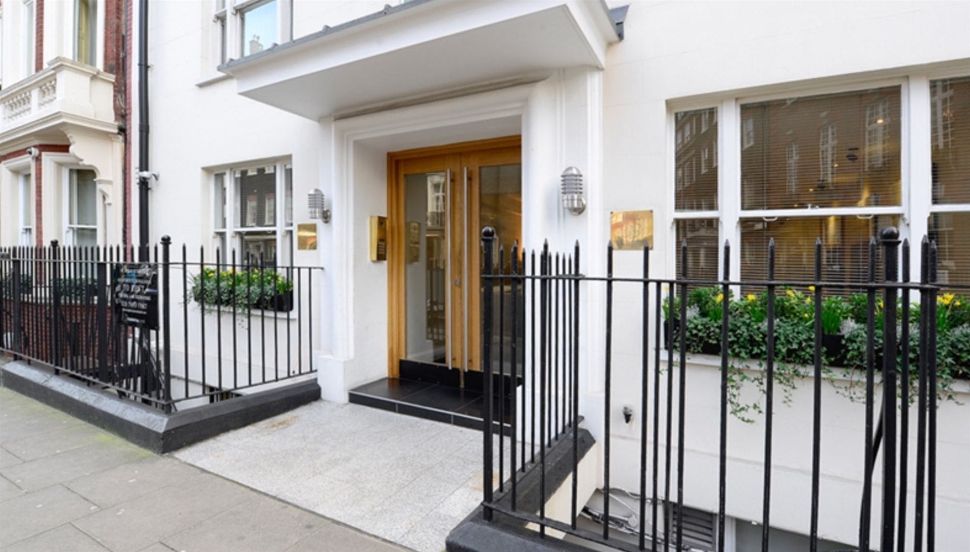 Flat Hill Street in City of Westminster