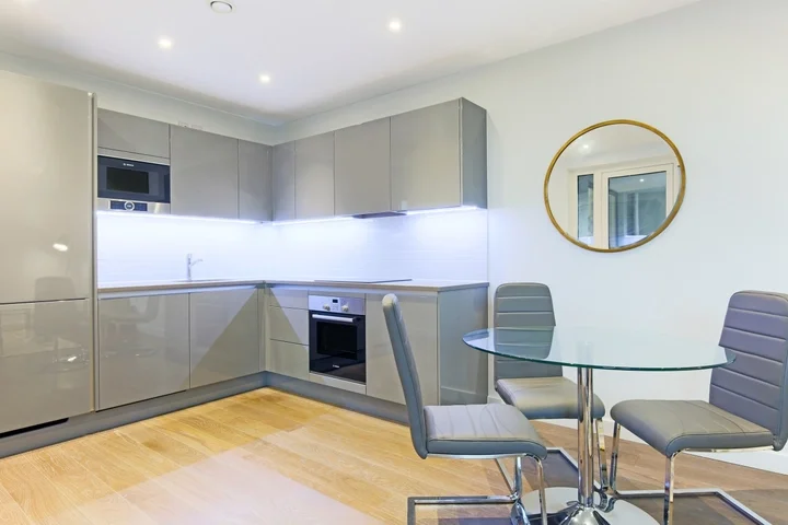 Flat Sayer Street in Greater London