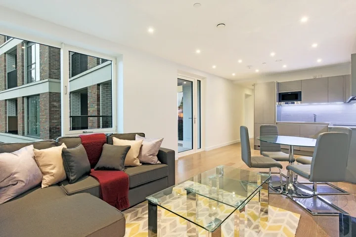 Flat Sayer Street in Greater London