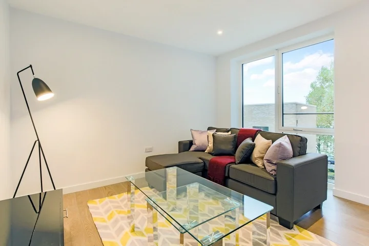 Flat Sayer Street in Greater London