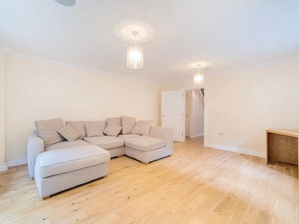 Flat Camille Close in London