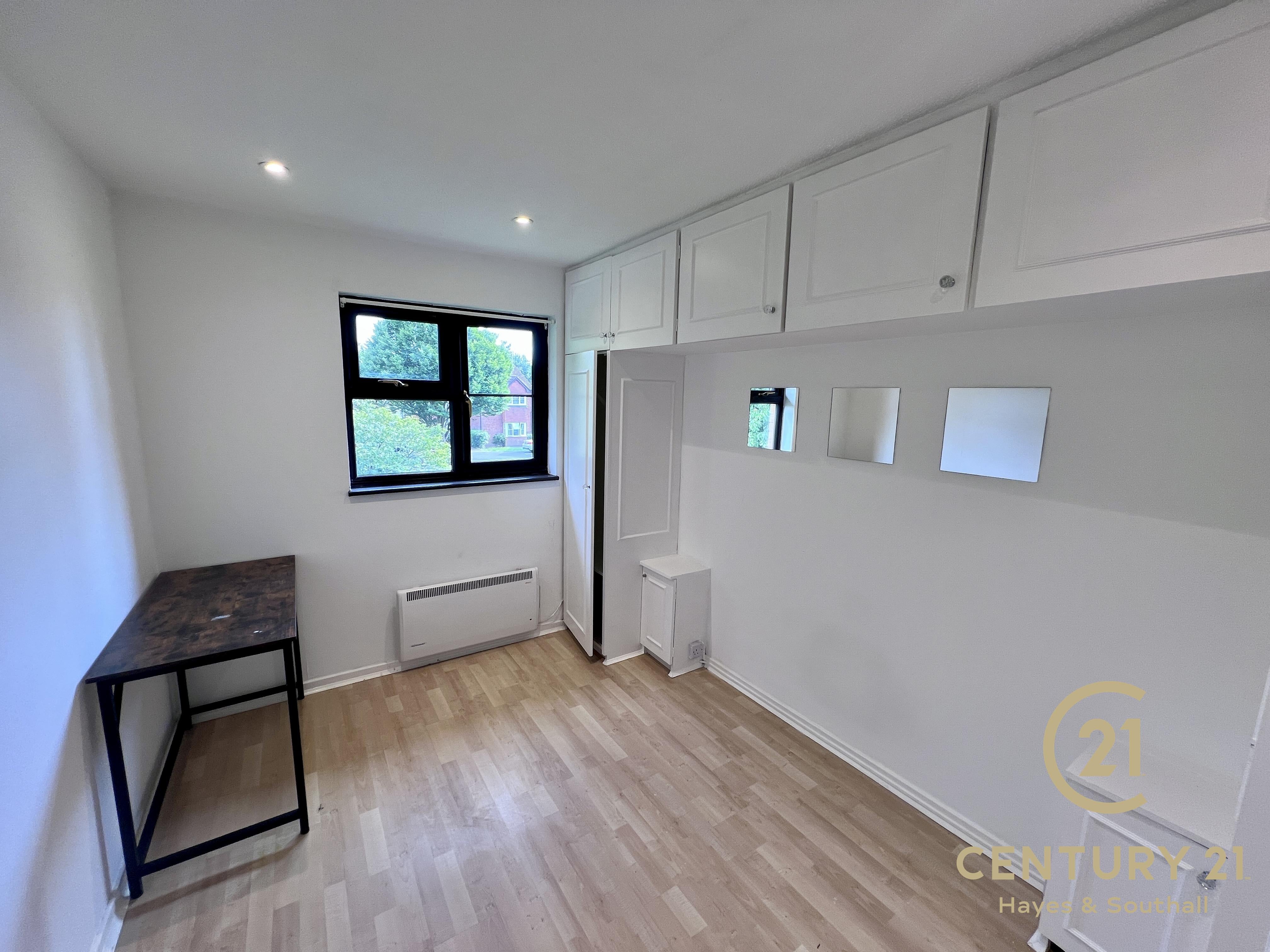 Flat Clarkes Drive in Greater London