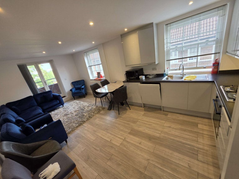 Flat Ferndale Terrace in Greater London