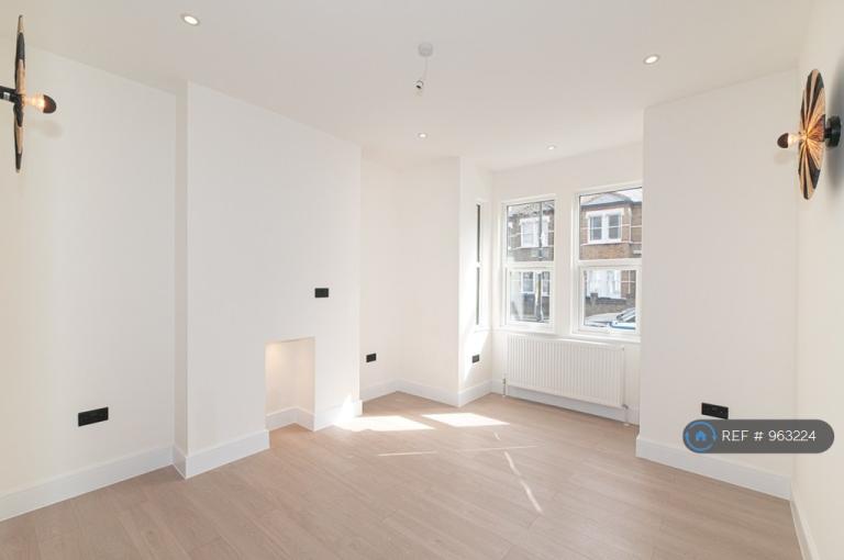 Flat Ridley Road in Greater London