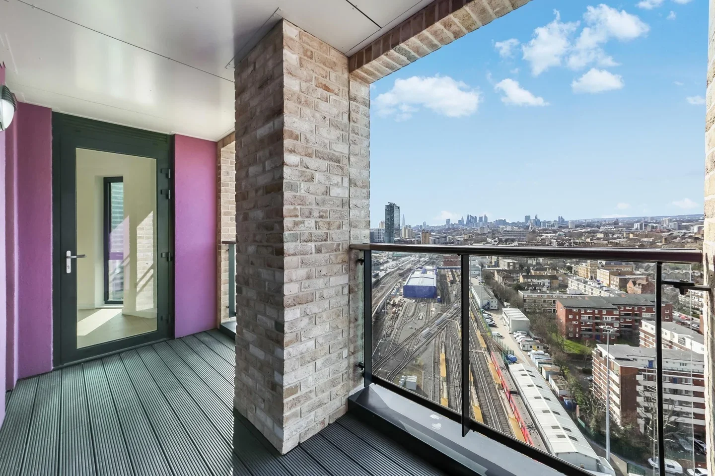 Flat Williamsburg Plaza in Greater London