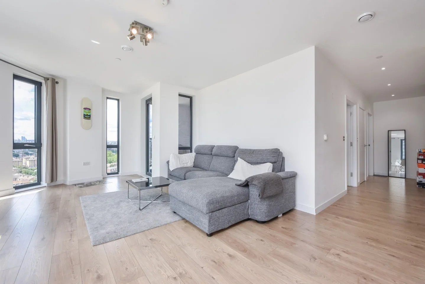 Flat Williamsburg Plaza in Greater London