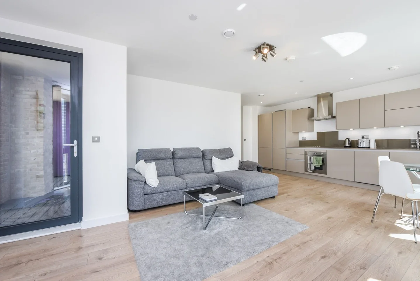 Flat Williamsburg Plaza in Greater London