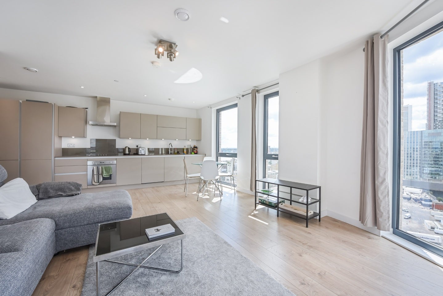 Flat Williamsburg Plaza in Greater London