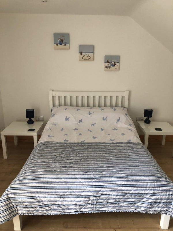 Flat Northleigh Lane in Furzehill