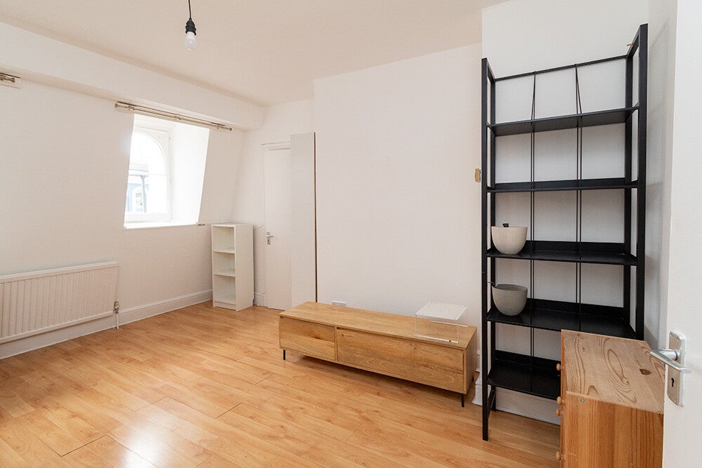 Flat Ladbroke Crescent in Greater London