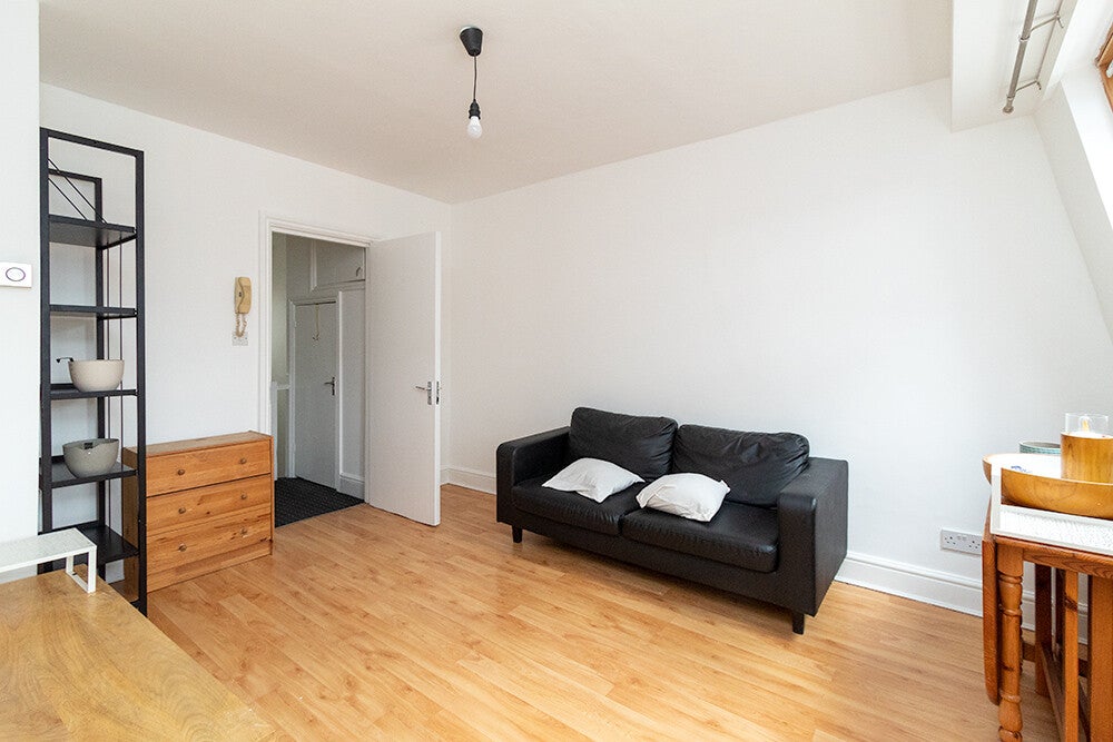 Flat Ladbroke Crescent in Greater London
