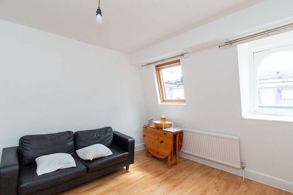 Flat Ladbroke Crescent in Greater London