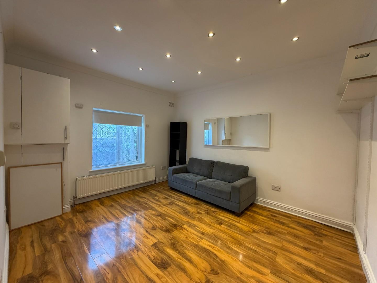 Flat Acton Lane in Greater London