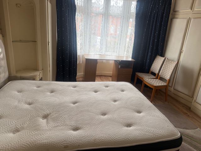 Room Robson Avenue in Greater London