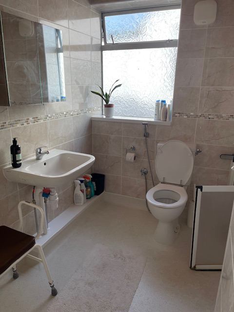 Room Robson Avenue in Greater London