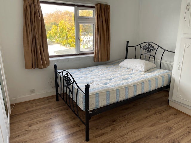 Room Robson Avenue in Greater London