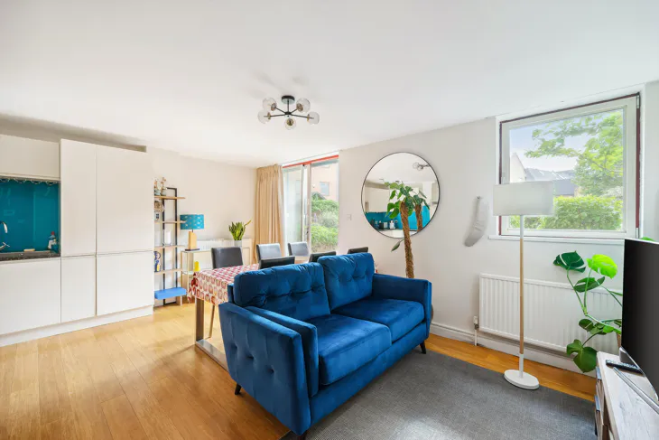 Flat Asher Way in Greater London