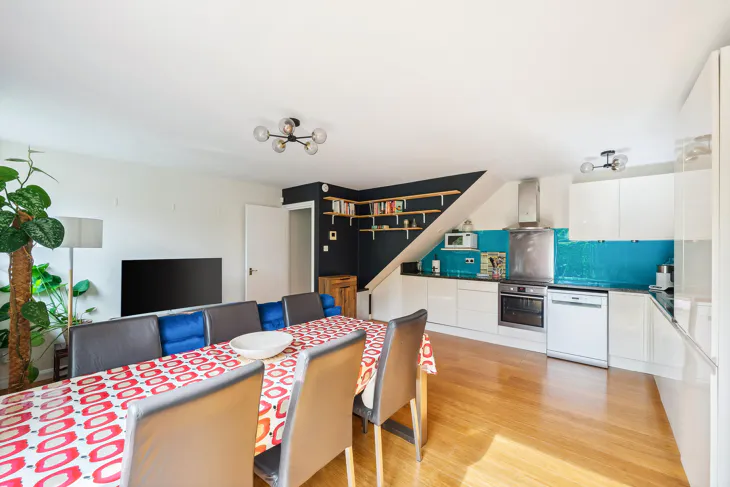 Flat Asher Way in Greater London