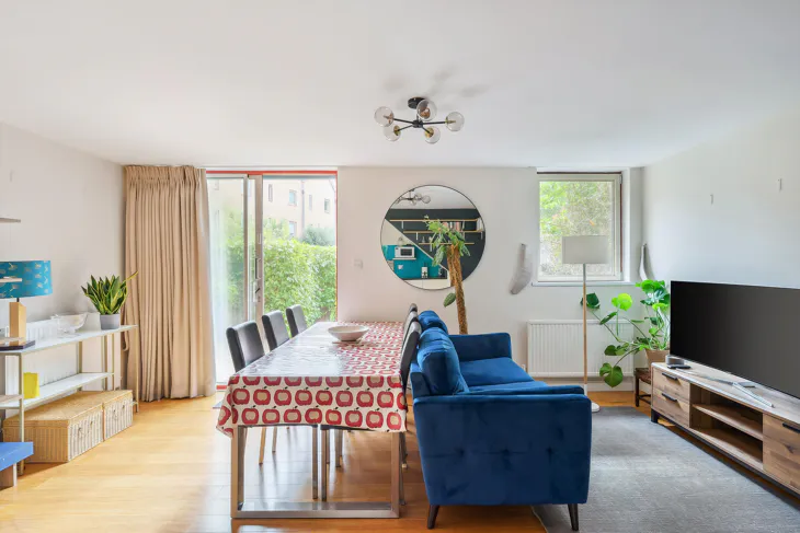 Flat Asher Way in Greater London