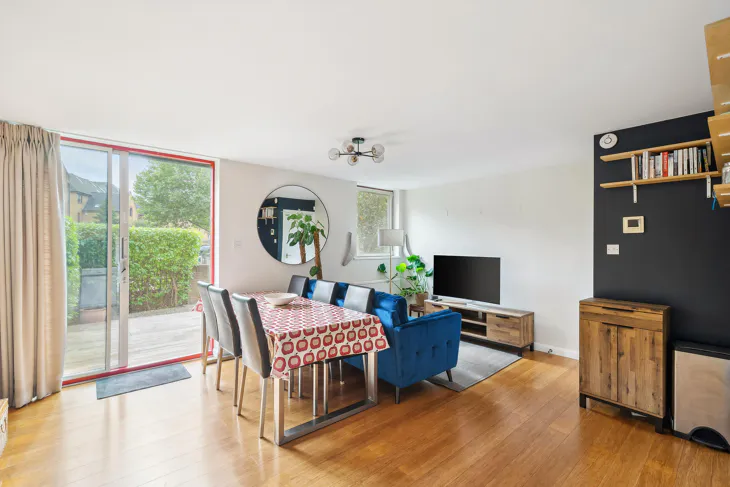 Flat Asher Way in Greater London
