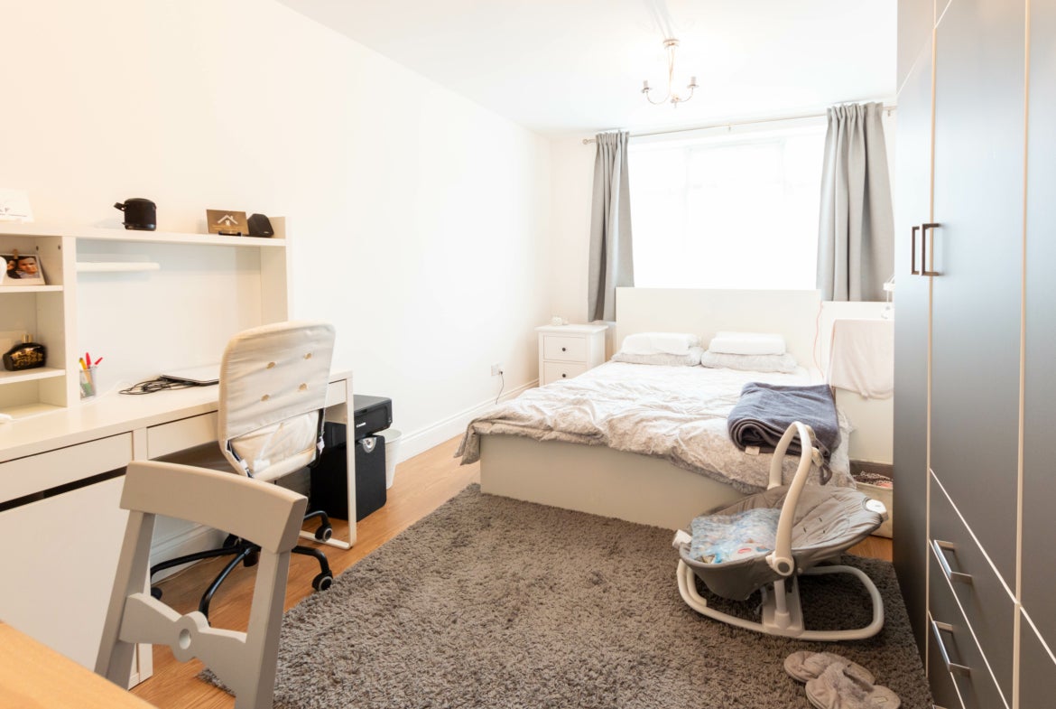 Flat Culver Grove in Greater London