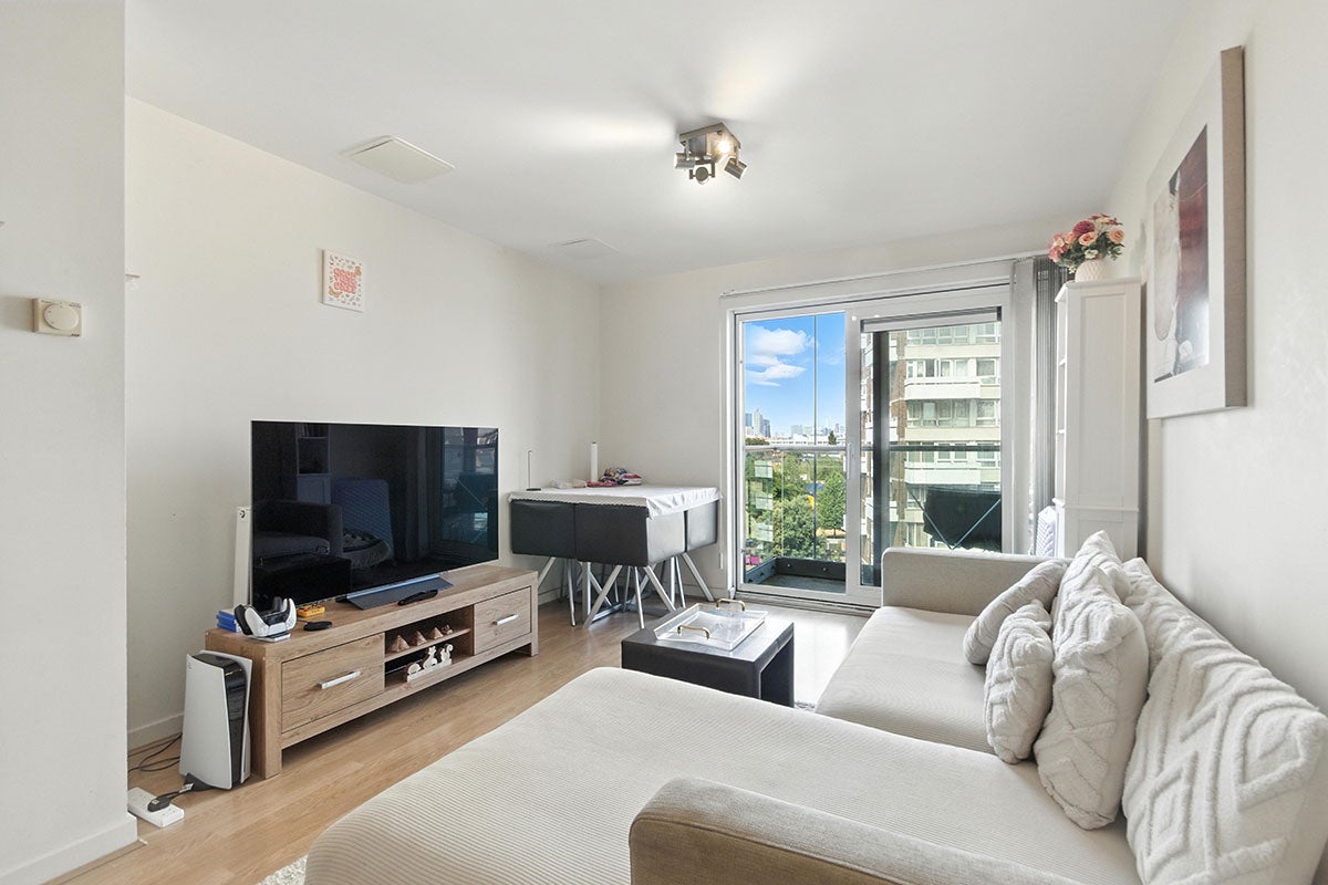 Flat Commercial Road in Greater London