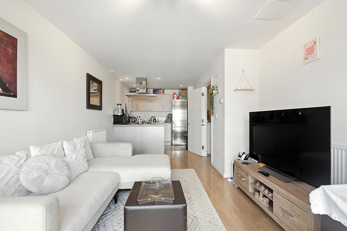 Flat Commercial Road in Greater London