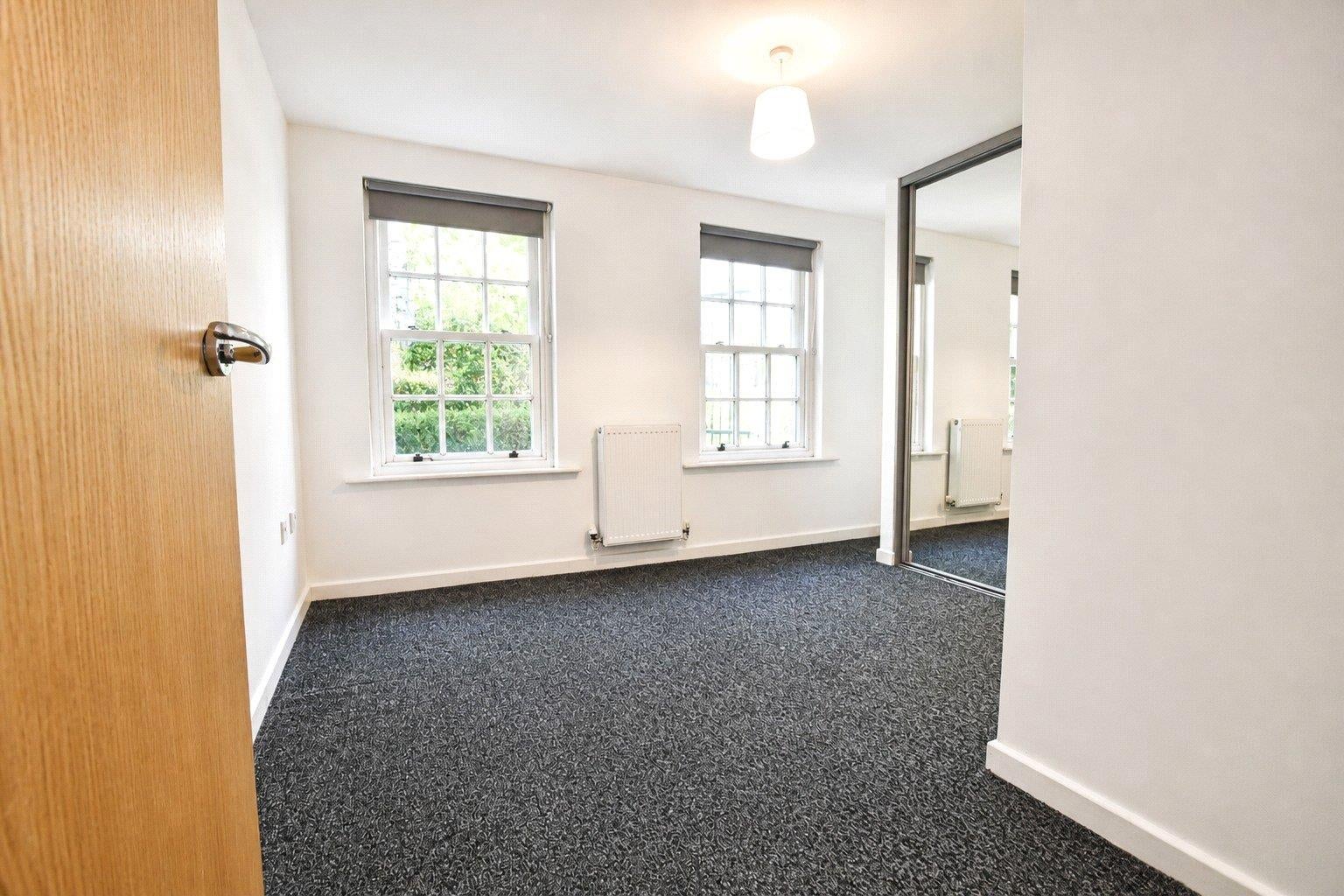 Flat Thornton Hall Close in Northampton