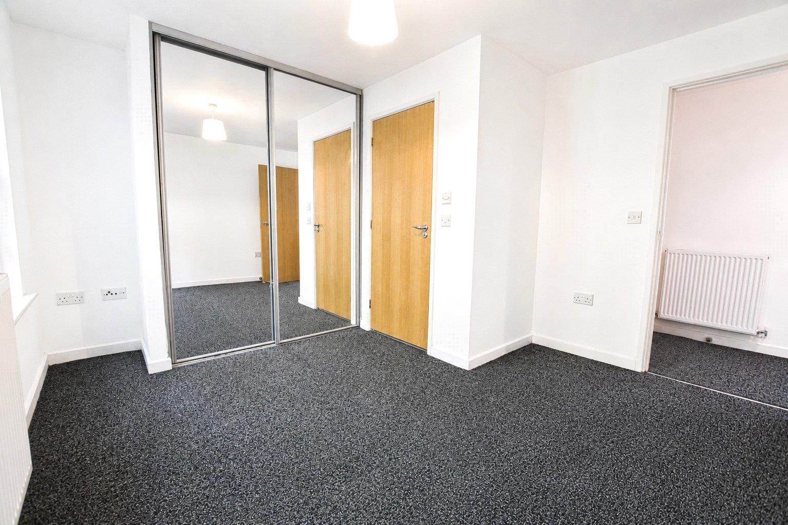Flat Thornton Hall Close in Northampton