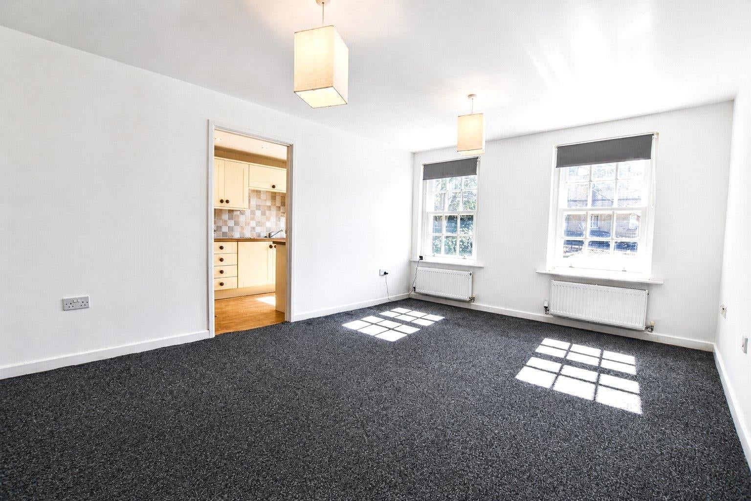 Flat Thornton Hall Close in Northampton