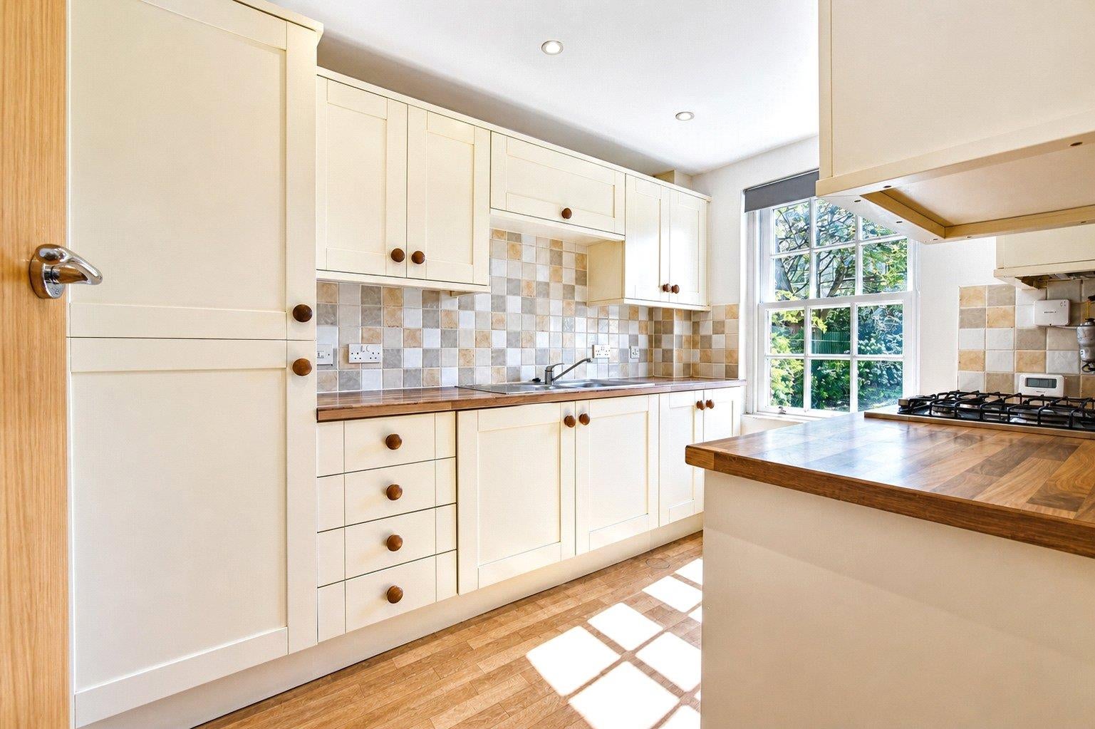 Flat Thornton Hall Close in Northampton