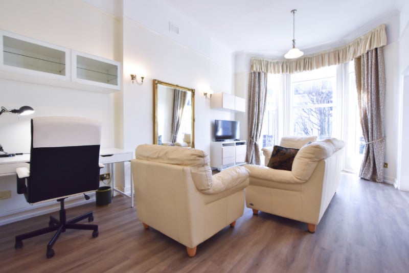 Flat Holland Road in Greater London
