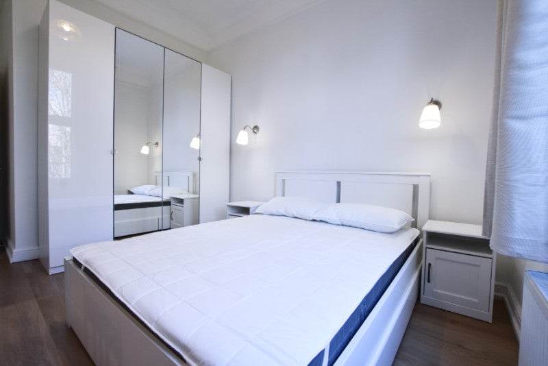 Flat Holland Road in Greater London