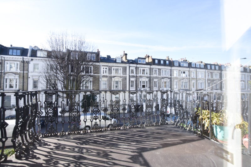 Flat Holland Road in Greater London