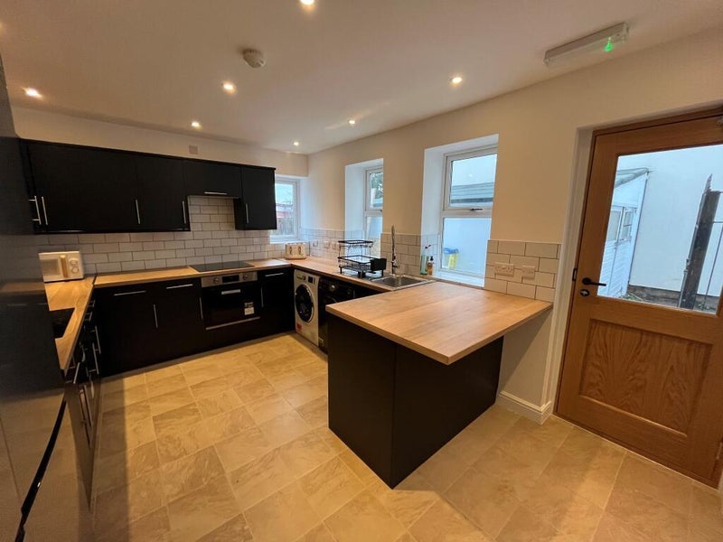 Room West Hill Drive in Mansfield Woodhouse