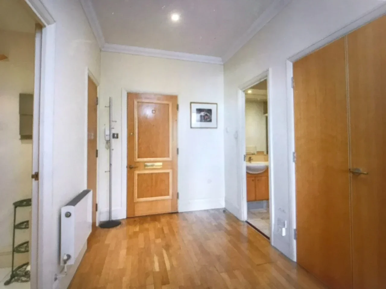 Flat Belvedere Road in Greater London